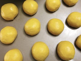 6、南瓜奶油卷,均分12份，滚圆松弛15分钟。