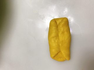 8、南瓜奶油卷,对折，卷起也可以。