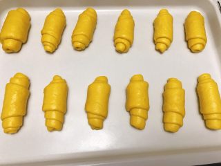 11、南瓜奶油卷,收口往下排入烤盘。