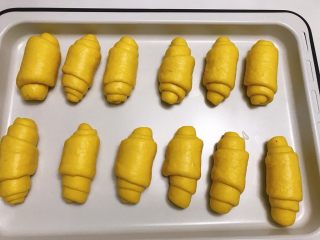 12、南瓜奶油卷,入温暖湿润处进行二次发酵。