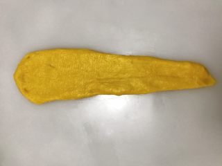 10、南瓜奶油卷,搓成锥形，擀开。大头往下卷起。