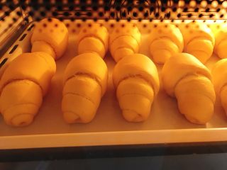 13、南瓜奶油卷,入预热好的烤箱中层上下火180度烤18分钟。火力时间根据自己烤箱。