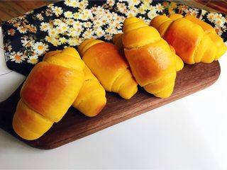 14、南瓜奶油卷,出炉放烤网晾凉，凉到手温密封保存。