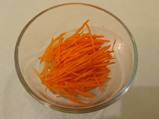 9、培根大阪燒,紅蘿蔔切絲。