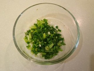 11、培根大阪燒,蔥洗淨切蔥花。