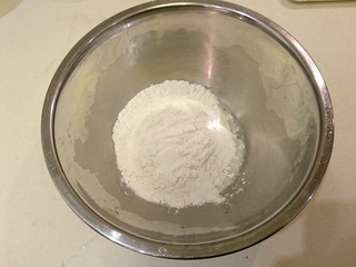 14、培根大阪燒,準備個盆，倒入面粉。
