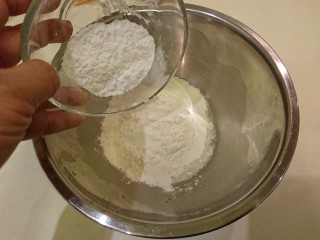 15、培根大阪燒,再加入定粉。