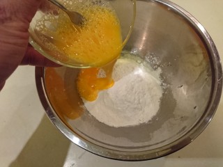 16、培根大阪燒,蛋汁倒入。