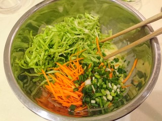 20、培根大阪燒,加入高麗菜絲、紅蘿蔔絲、蔥花。