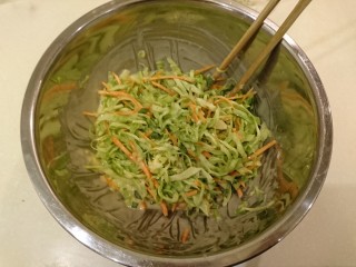 21、培根大阪燒,用筷子混合，讓蔬菜均勻的裹上面糊。