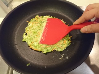 27、培根大阪燒,利用鍋鏟推平歸攏，再壓扁壓實。