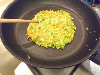 29、培根大阪燒,用筷子擺上去，平均分佈。