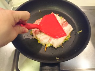 31、培根大阪燒,壓一壓。哦！這一面煎4分鐘，這樣擺弄好時間差不多到了！