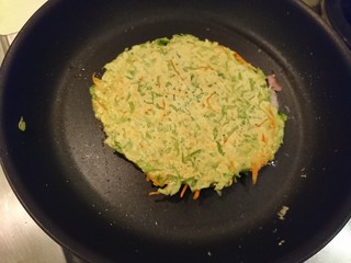 32、培根大阪燒,小心的翻面，再煎4分鐘。培根會出油，廚房會很香很香????