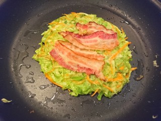 33、培根大阪燒,翻到正面再煎4分鐘，讓她吸收培根出的油，可以搖一搖鍋讓大阪燒滑動。