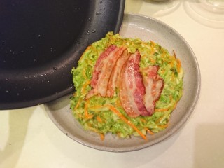 34、培根大阪燒,時間到，準備好盤子，讓大阪燒滑入盤裡。