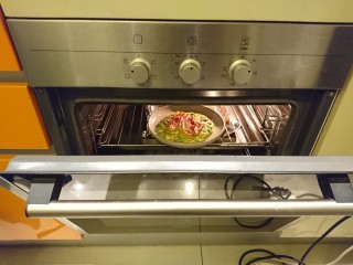 35、培根大阪燒,烤箱開個50℃來保溫第一份，烤箱門打開。第二份用同樣手法完成。