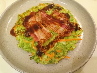 37、培根大阪燒,兩份都煎好了，先淋上大阪燒醬。