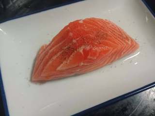 1、锡纸包烧鲑鱼,三文鱼洗净，用盐和黑胡椒腌制