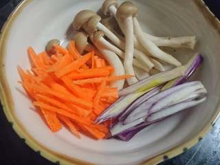2、锡纸包烧鲑鱼,洋葱，真姬菇，胡萝卜洗净切丝