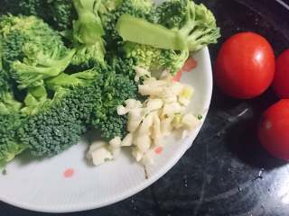 3、锡纸包烧鲑鱼,西蓝花洗净切块，大蒜子切碎，番茄洗净