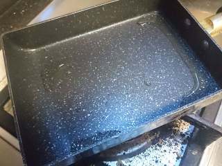 4、锡纸包烧鲑鱼,平底锅准备好，小火加热至无水，少量油