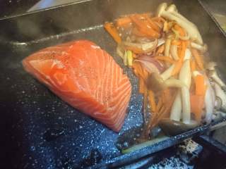 6、锡纸包烧鲑鱼,真姬菇出汁后，单独煎三文鱼