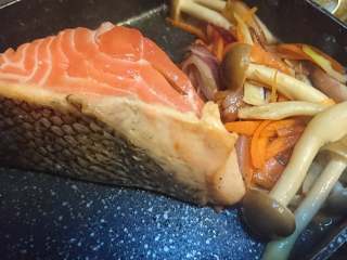 7、锡纸包烧鲑鱼,给鱼块翻边，煎出油香