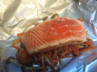 8、锡纸包烧鲑鱼,准备锡纸将配菜垫在鱼块底部。