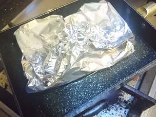 9、锡纸包烧鲑鱼,小心的包裹好锡纸，锅内可加少量水，但是不能侵过锡纸