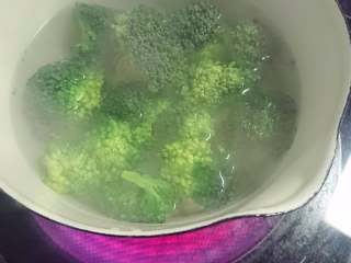 12、锡纸包烧鲑鱼,待水沸腾后烫熟西蓝花