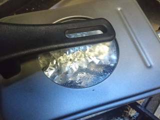 10、锡纸包烧鲑鱼,盖上盖，耐心的小火15分钟-20分钟左右