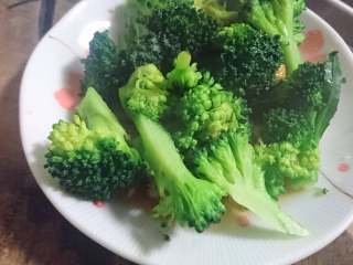 13、锡纸包烧鲑鱼,将烫好的西蓝花和蒜末充分凉拌