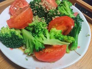 14、锡纸包烧鲑鱼,利用水的余温（还很烫）放入小番茄，捞出去皮切块和西蓝花一起凉拌，撒上白碎芝麻。