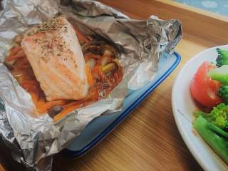 15、锡纸包烧鲑鱼,三文鱼可撒欧芹，（用的罗勒碎代替）。搭配刚出锅的米饭就可以开吃了~