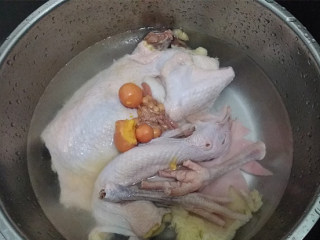 1、木耳炖鸡汤,老母鸡洗净后，用清水浸泡15分钟左右，泡去些多余血水，再冲洗干净