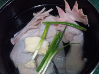 2、木耳炖鸡汤,将半只老母鸡与香葱一起放入高压锅内胆中，并加入适量清水