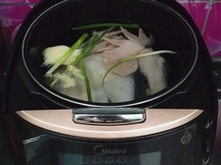 3、木耳炖鸡汤,再放入电压力锅中