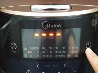 4、木耳炖鸡汤,锁上盖子，启动煲汤功能