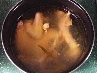 8、木耳炖鸡汤,稍后打开锅盖，放入适量木耳炖开即可