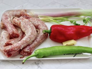 1、酱焖鸡脖,首先备齐所有的食材。