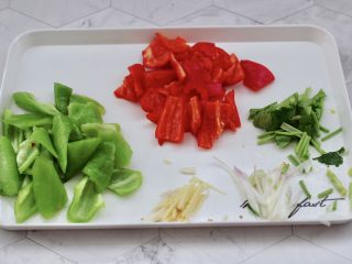 2、酱焖鸡脖,青红辣椒切成片，葱姜切碎。