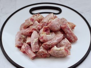 3、酱焖鸡脖,把鸡脖洗净后，用刀切成块，我是一个鸡脖切了3块。
