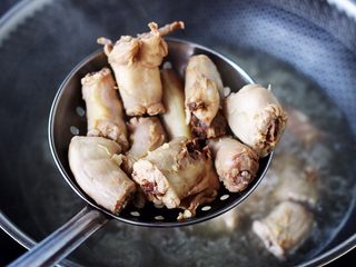 5、酱焖鸡脖,继续用大火煮5分钟后，捞出过冷水洗净后，沥干水分备用。