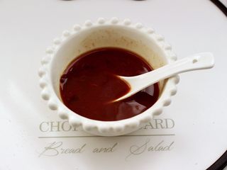 6、酱焖鸡脖,现在来调制汤汁调料，取一个大一点的碗，放入豆瓣酱和甜面酱、白糖和适量的盐混合拌匀。