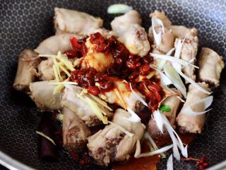 8、酱焖鸡脖,这个时候加入焯过水的鸡脖，大火快速翻炒均匀，倒入调制好的调料汁。