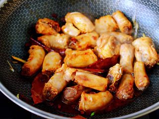 9、酱焖鸡脖,大火快速混合翻炒均匀。