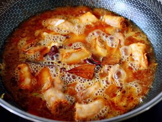 10、酱焖鸡脖,锅中倒入啤酒，盖上锅盖大火烧开后转中火继续炖煮15分钟。