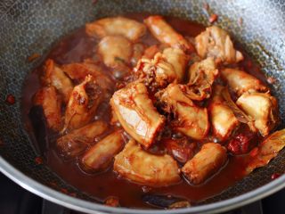 11、酱焖鸡脖,看见锅中汤汁，变得越来越浓稠的时候。