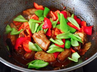 12、酱焖鸡脖,加入切块的青红辣椒。